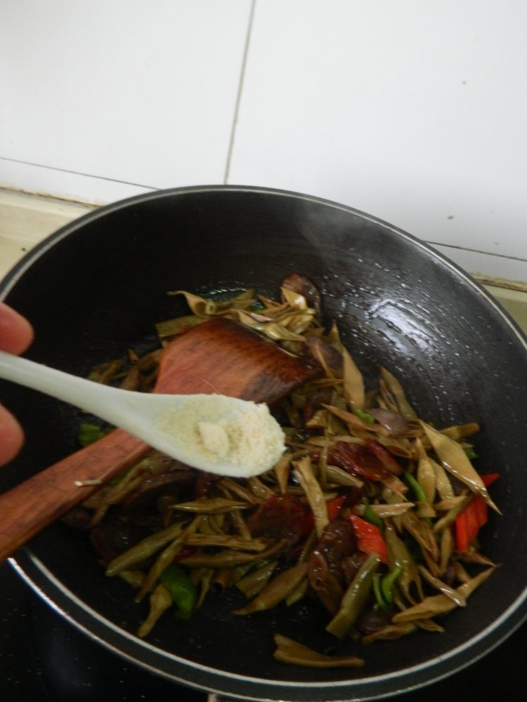 笋干炒腊肠步骤10