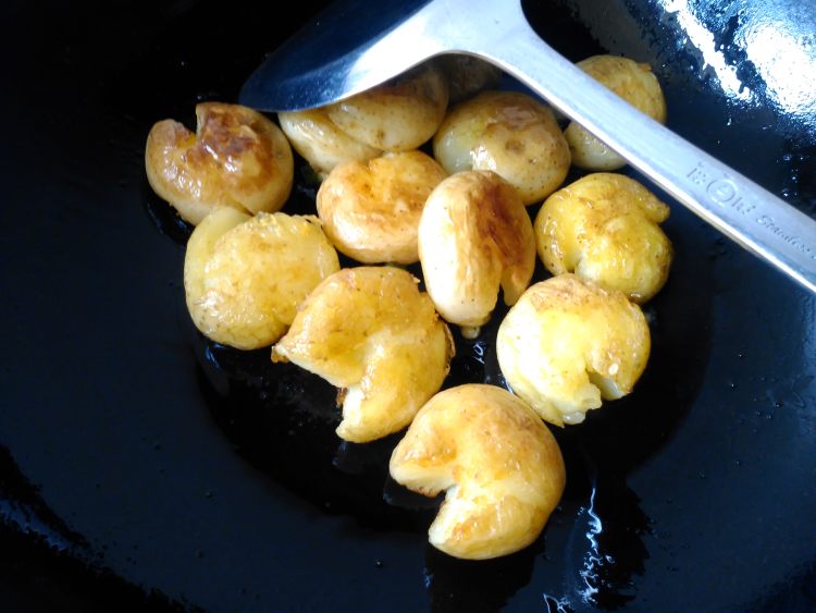 橄榄油香煎小土豆步骤7