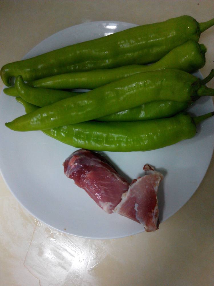 尖椒炒肉片步骤1