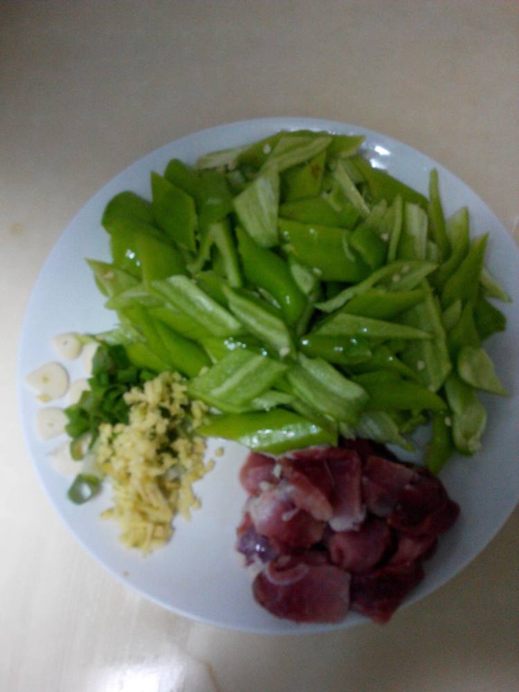 尖椒炒肉片步骤2