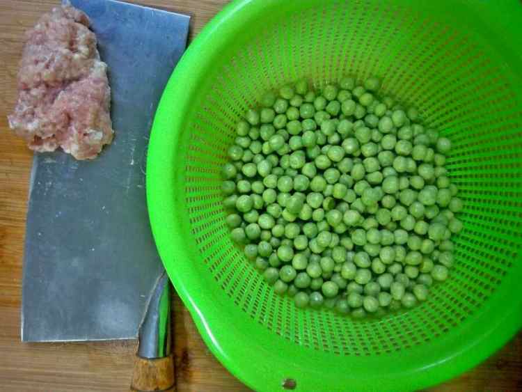 肉末炒豌豆步骤1