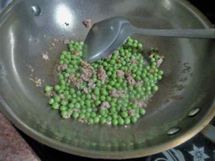 肉末炒豌豆步骤4