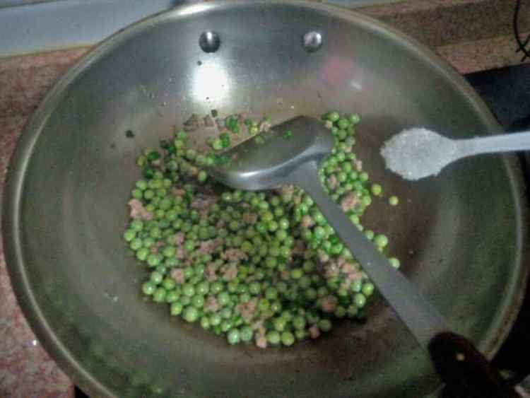 肉末炒豌豆步骤5
