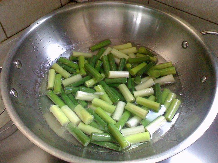 蒜苔油豆腐步骤3