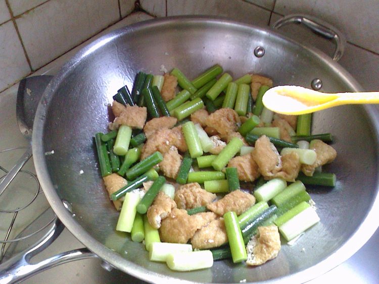 蒜苔油豆腐步骤6