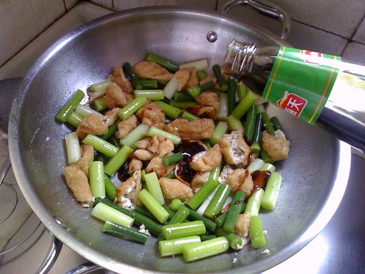 蒜苔油豆腐步骤7