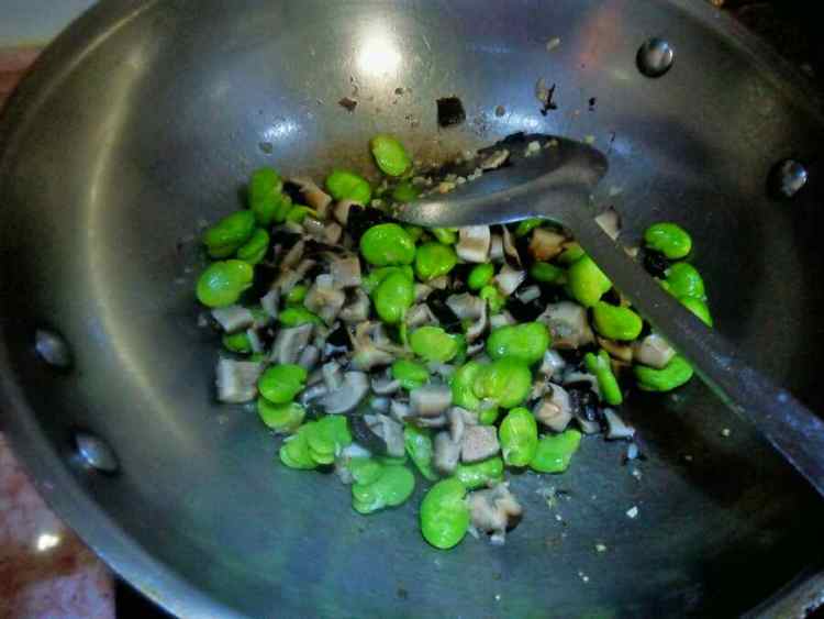 香菇滑蚕豆米步骤3