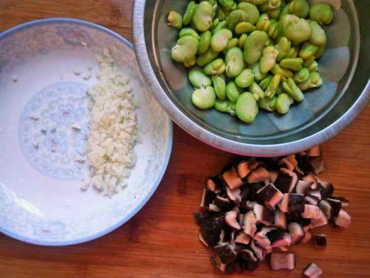 香菇滑蚕豆米步骤1