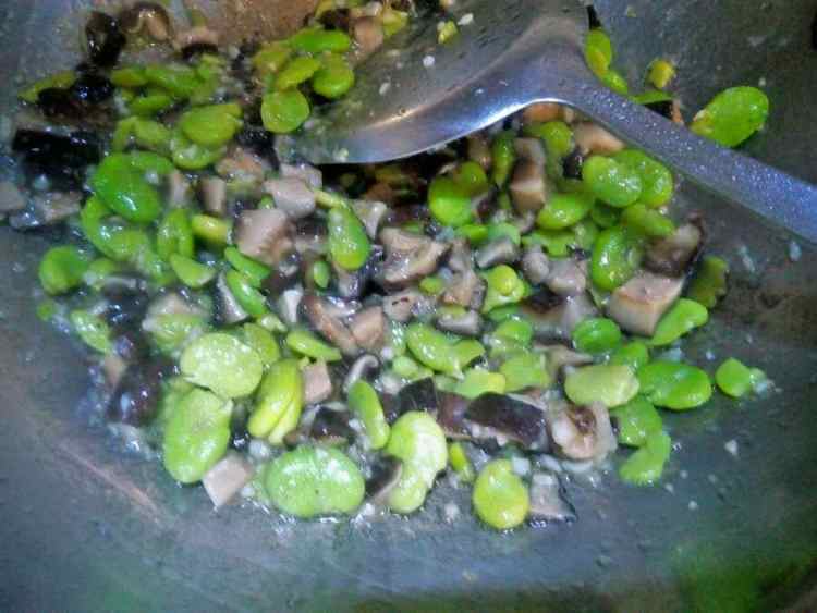 香菇滑蚕豆米步骤6