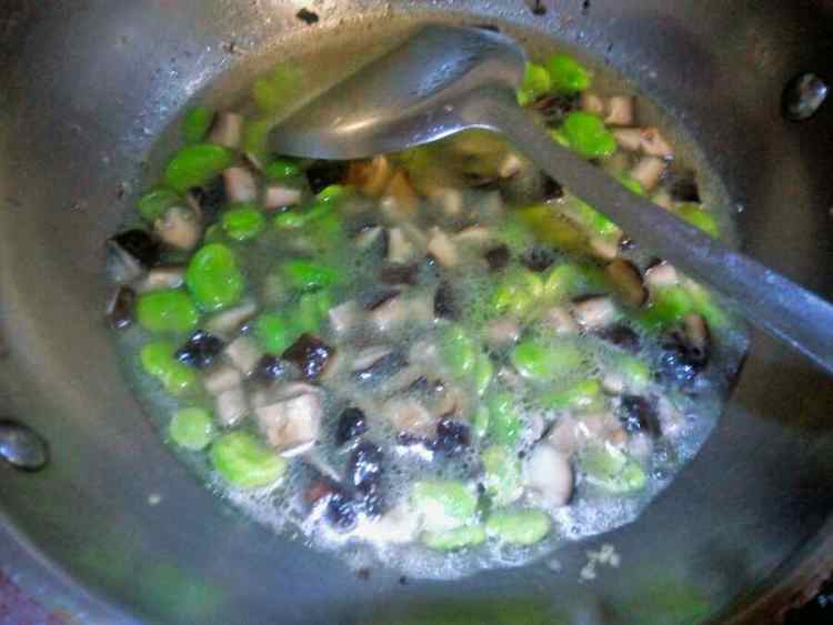 香菇滑蚕豆米步骤4