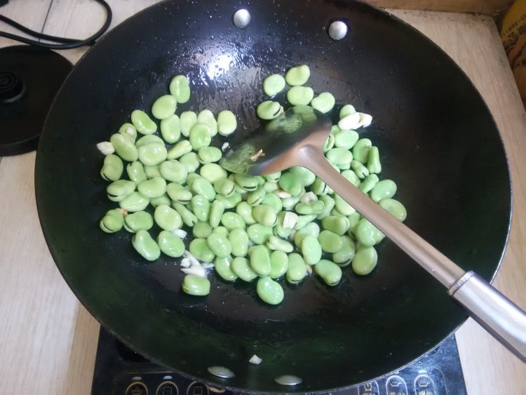 蚕豆小炒步骤5