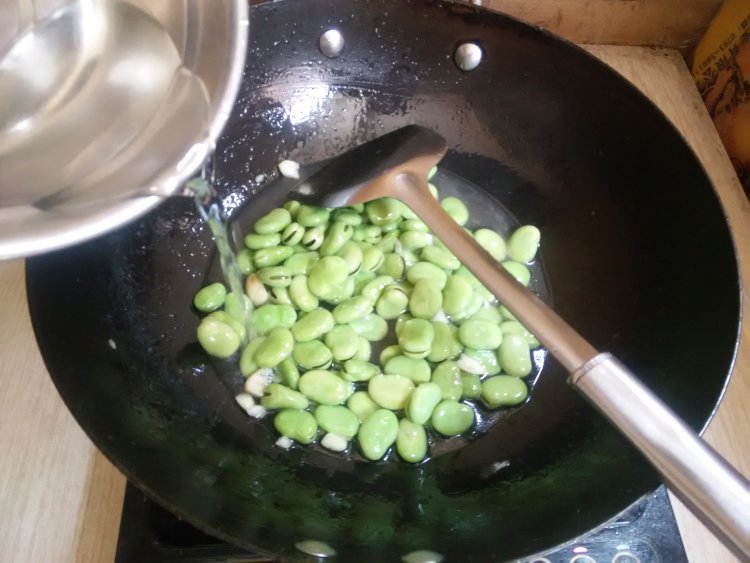 蚕豆小炒步骤8