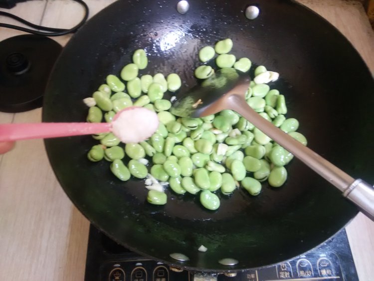 蚕豆小炒步骤6