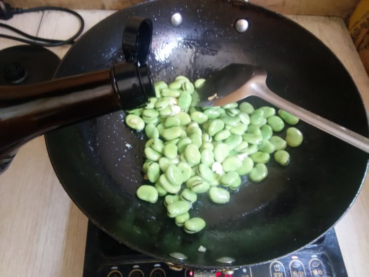 蚕豆小炒步骤7