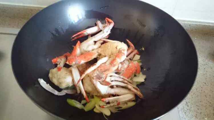 大葱炒海蟹步骤7