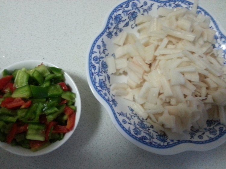 莲藕炒鸡丁步骤1