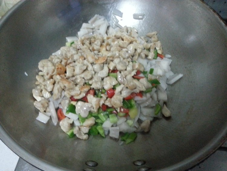莲藕炒鸡丁步骤4