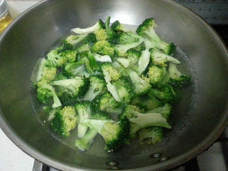 西兰花炒鸡腿肉步骤2