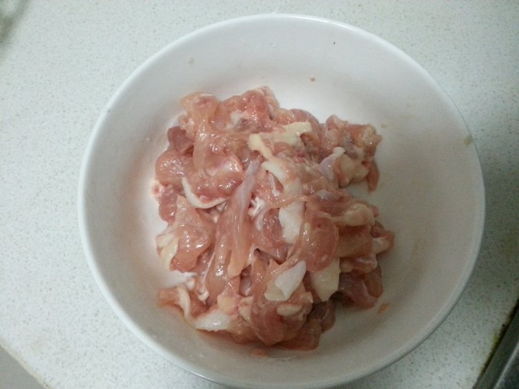 西兰花炒鸡腿肉步骤1