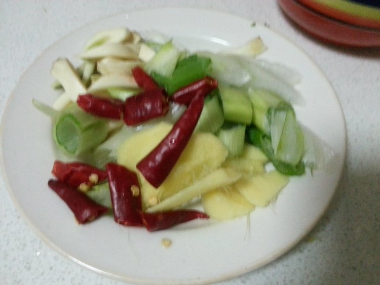 西兰花炒鸡腿肉步骤4