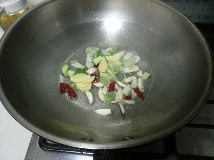 西兰花炒鸡腿肉步骤5