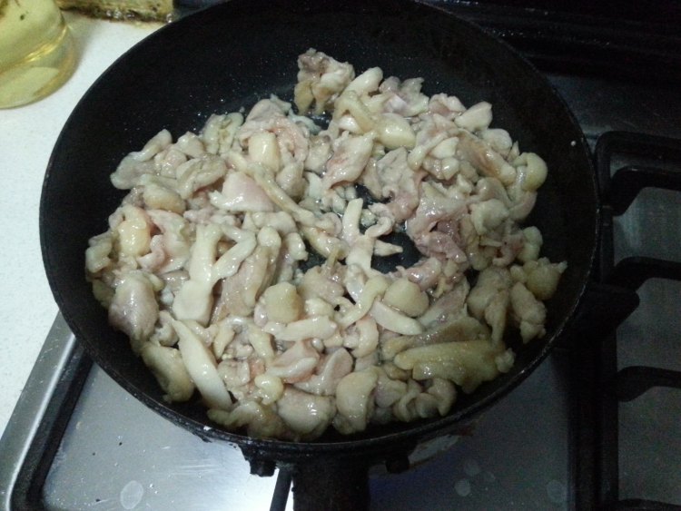 西兰花炒鸡腿肉步骤3