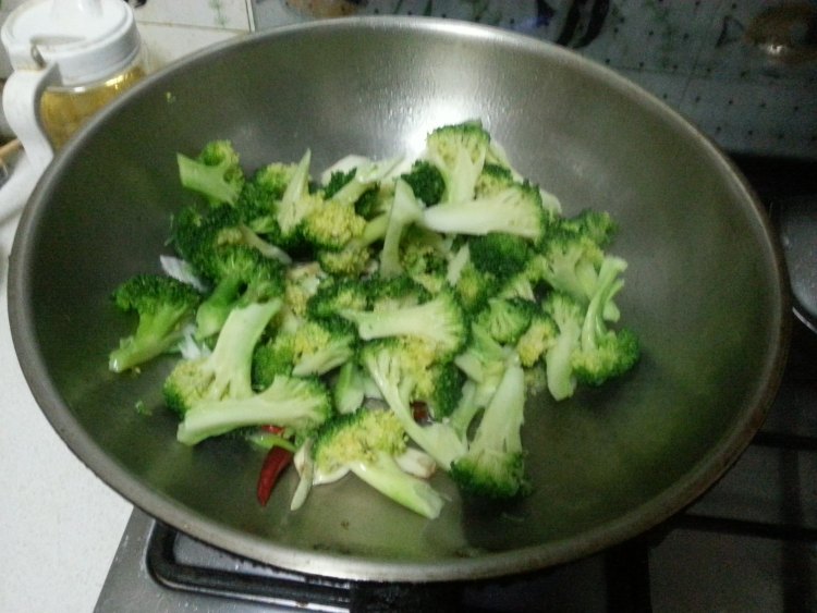 西兰花炒鸡腿肉步骤6