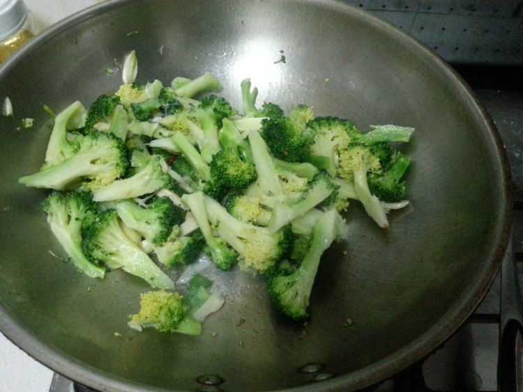 西兰花炒鸡腿肉步骤7