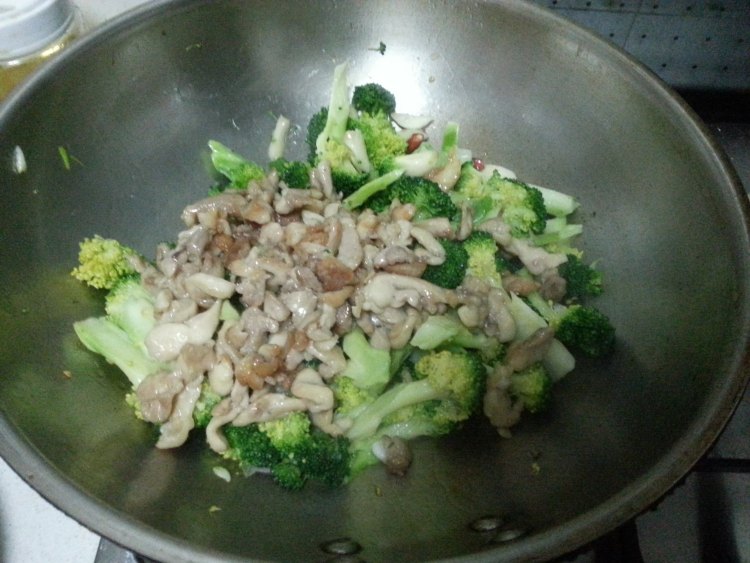 西兰花炒鸡腿肉步骤8