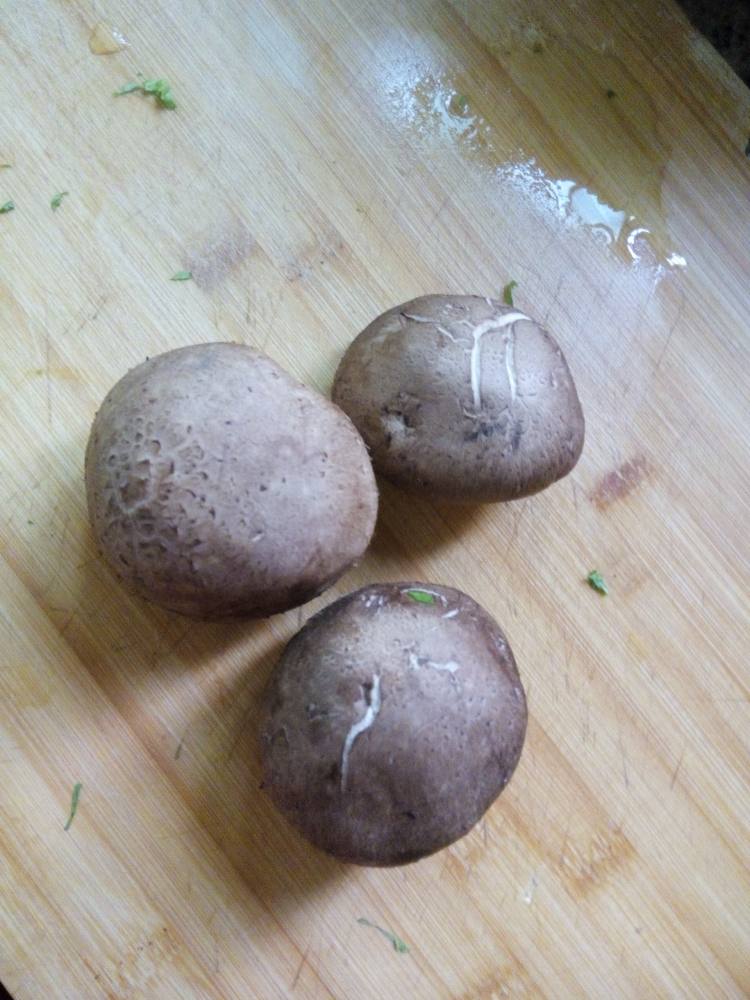 鲜香菇蒸鸡腿肉步骤2