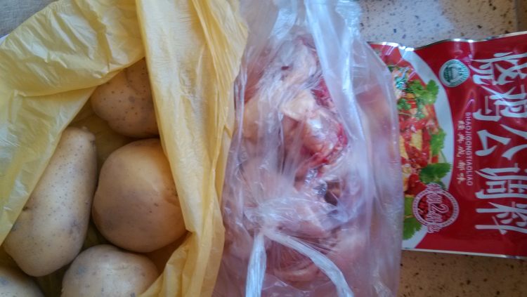 土豆烧鸡公步骤1