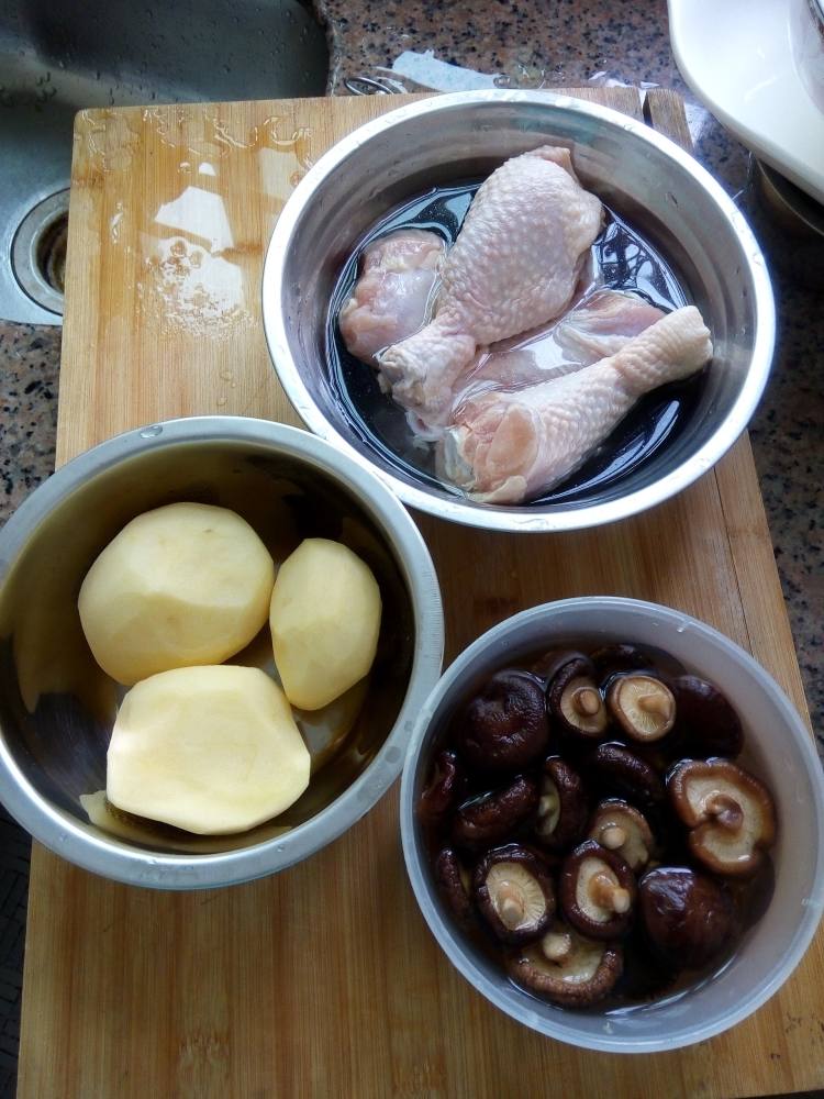 土豆香菇烧鸡腿步骤1
