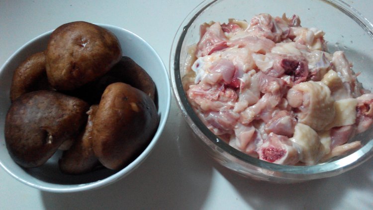 蘑菇小鸡块步骤1