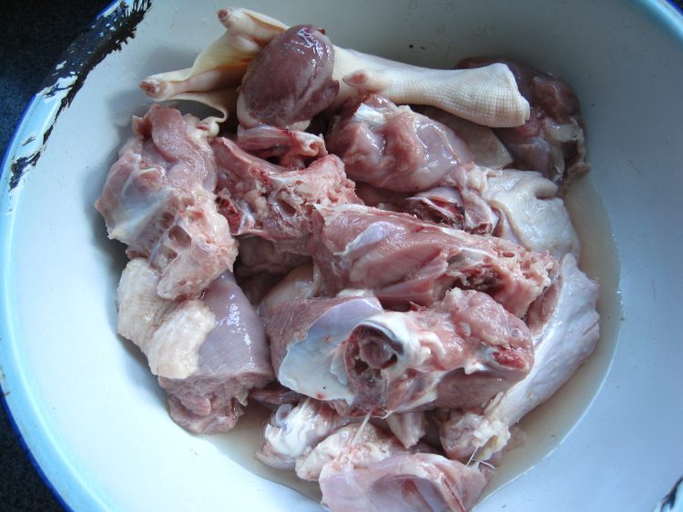山药焖鸭肉步骤1