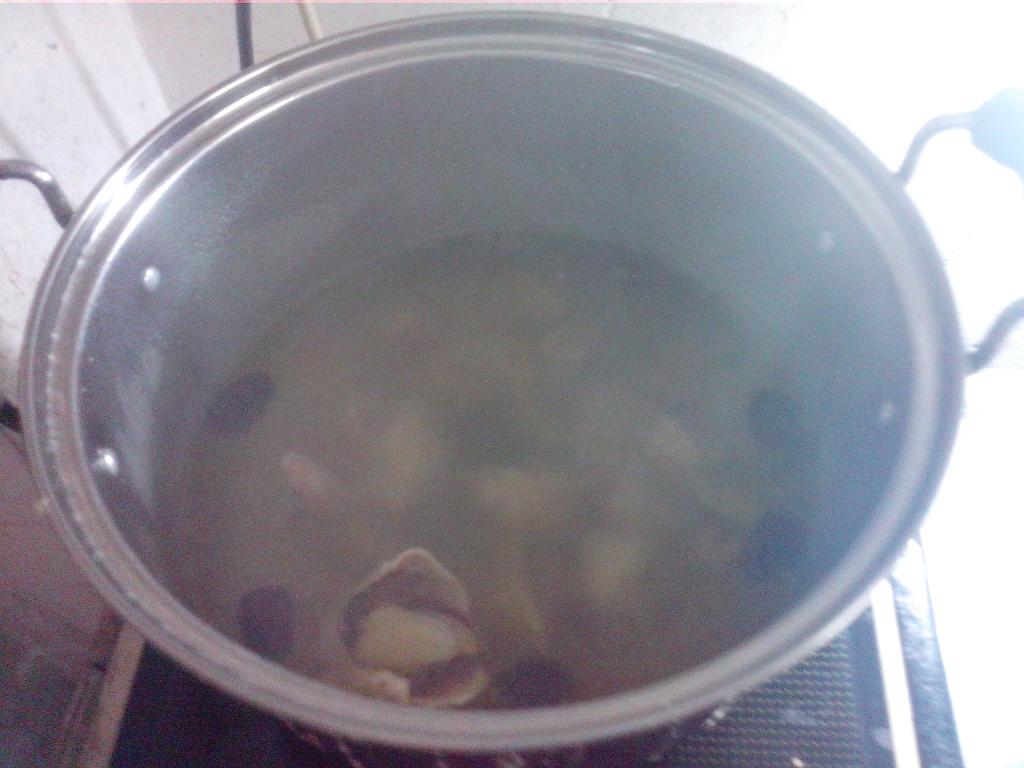 老鸡墨鱼汤步骤12