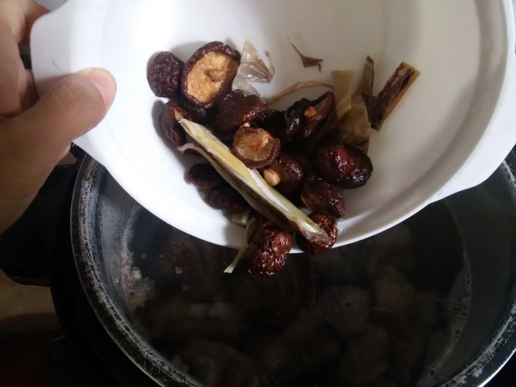 香菇墨鱼干排骨汤步骤8