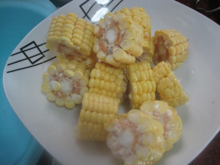 玉米焖鸡块步骤1