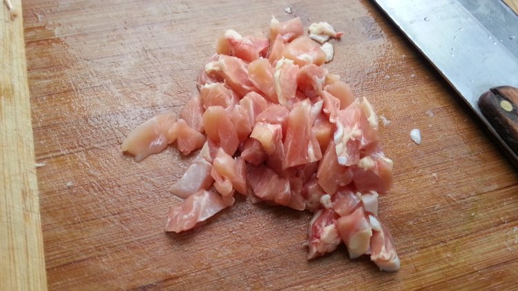 鸡肉胡萝卜炒菱角步骤1