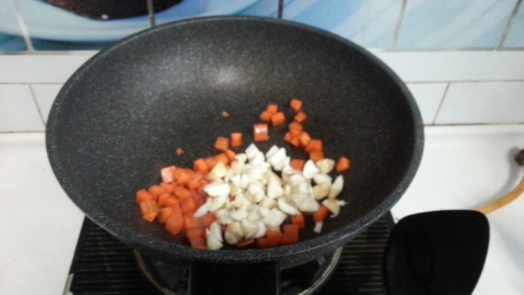 鸡肉胡萝卜炒菱角步骤7