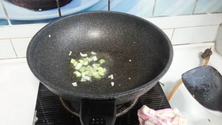 鸡肉胡萝卜炒菱角步骤8