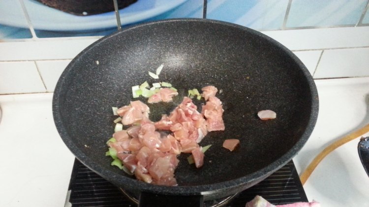 鸡肉胡萝卜炒菱角步骤9