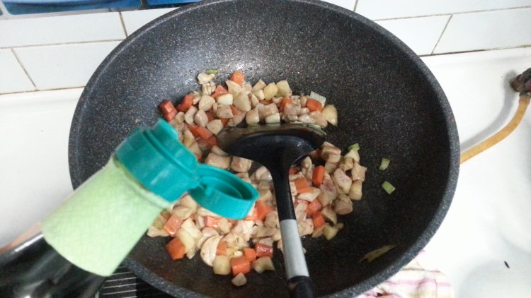 鸡肉胡萝卜炒菱角步骤11