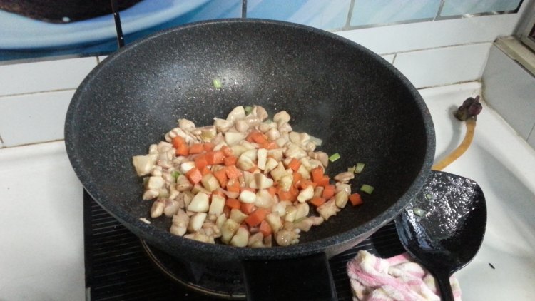 鸡肉胡萝卜炒菱角步骤10