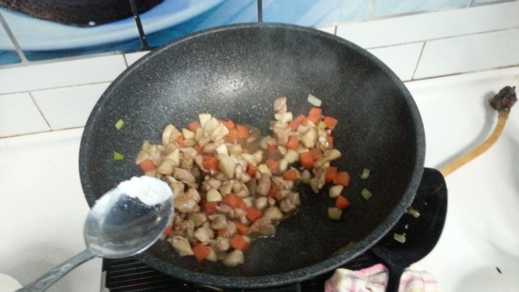 鸡肉胡萝卜炒菱角步骤12
