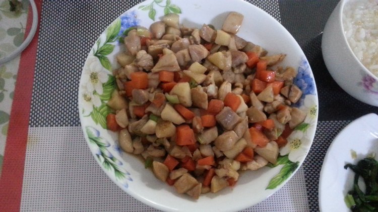 鸡肉胡萝卜炒菱角步骤13
