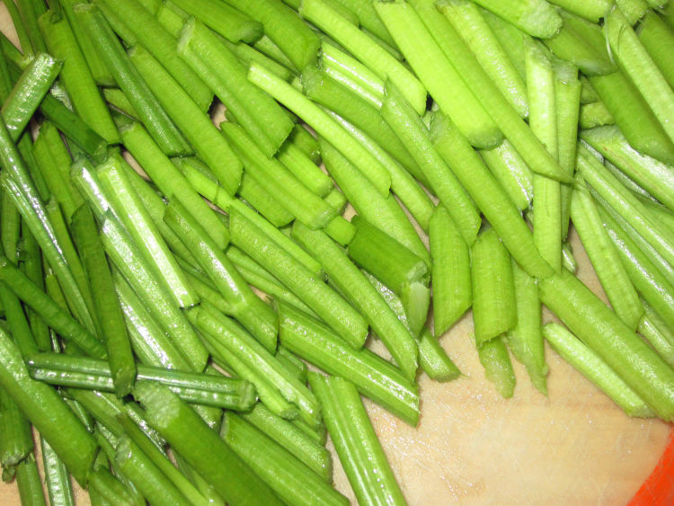 芹菜鸡丝炒鸡蛋步骤1