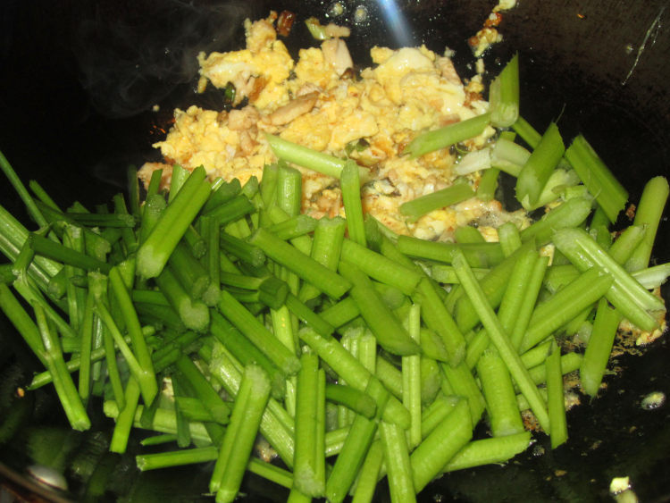 芹菜鸡丝炒鸡蛋步骤7