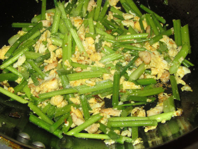 芹菜鸡丝炒鸡蛋步骤8