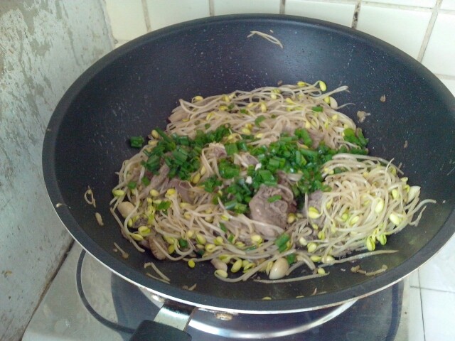葱香豆芽炒鸭块步骤7