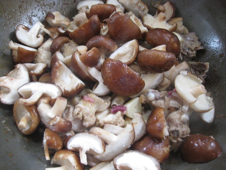 香菇焖土鸡步骤7